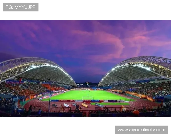 云南玉昆主场暴雨突至，比赛短暂中断