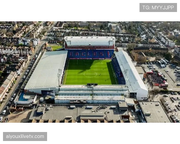 报道:为提供更佳转播画面,塞尔赫斯特公园球场拆除影响机位的部分广告挡板